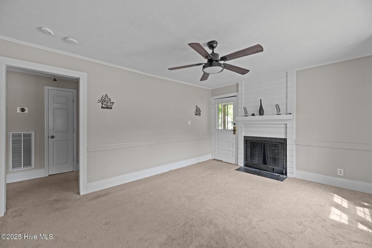 2402 Oaks Rd - Photo 4 of 24