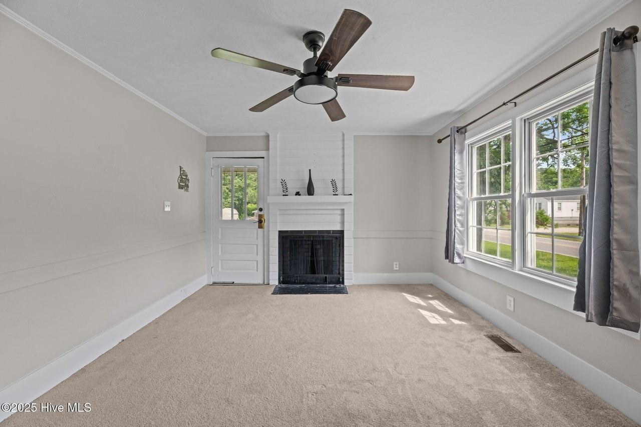 2402 Oaks Rd - Photo 5 of 24
