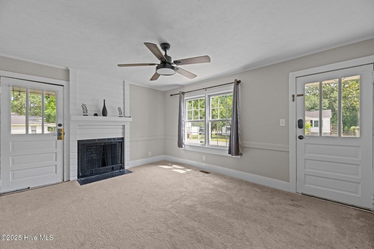 2402 Oaks Rd - Photo 6 of 24