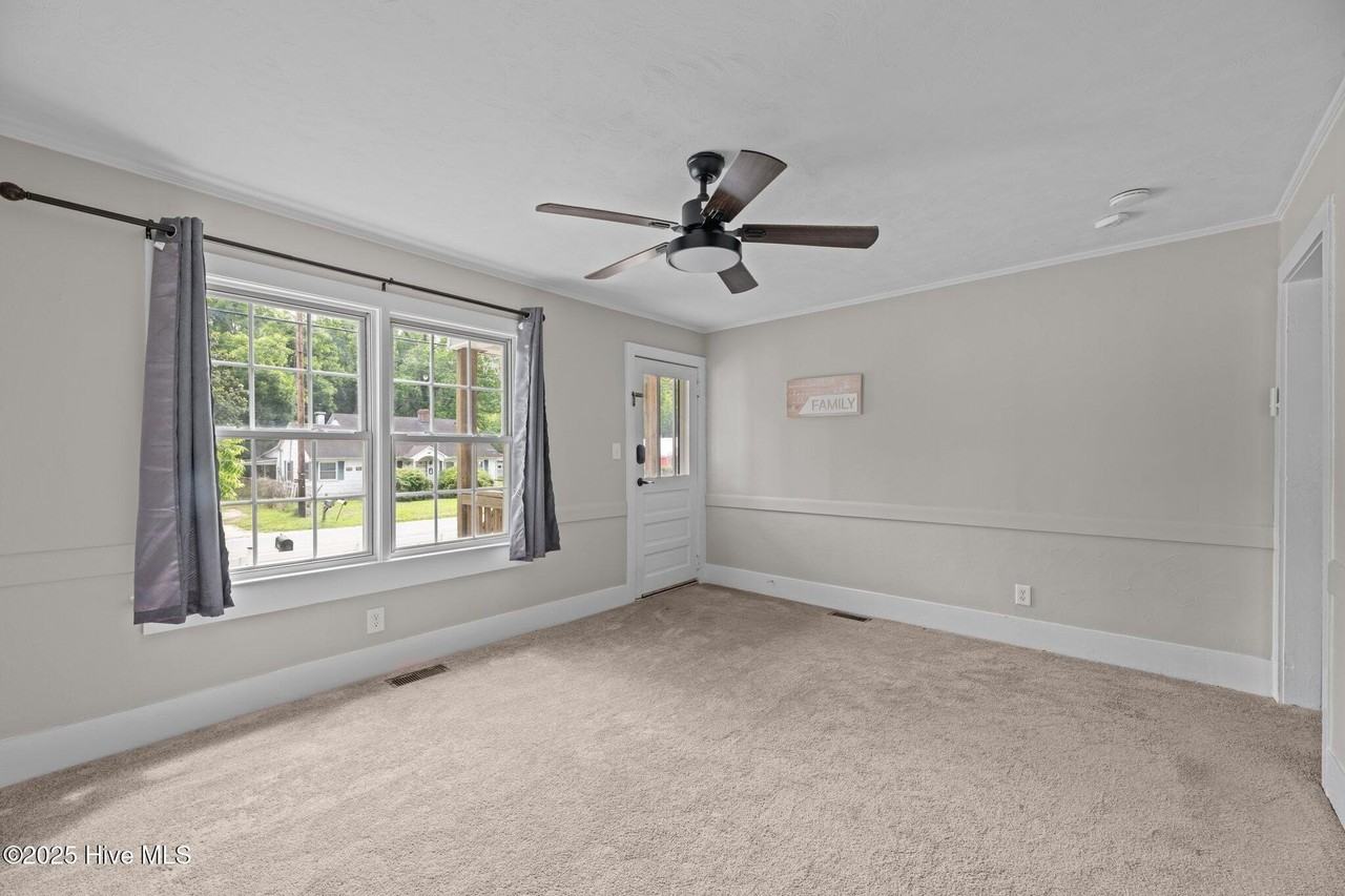 2402 Oaks Rd - Photo 7 of 24