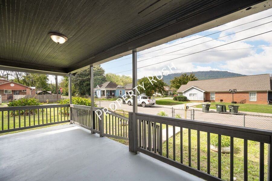 3818 Chandler Ave - Photo 4 of 23