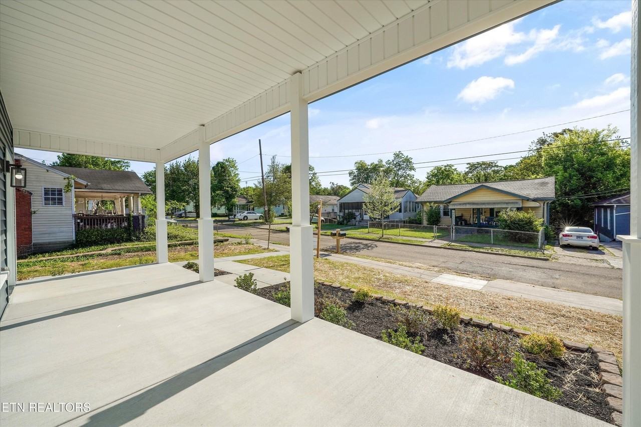 2713 Tarleton Ave - Photo 6 of 31
