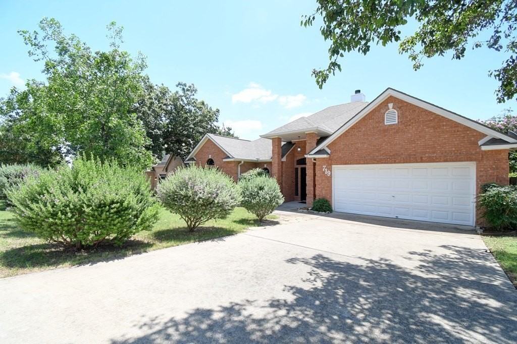 719 Oak Hollow Dr - Photo 2 of 43