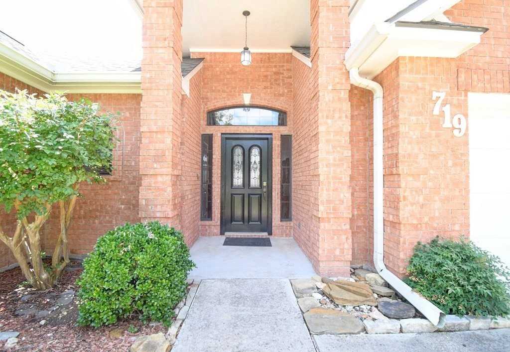 719 Oak Hollow Dr - Photo 3 of 43