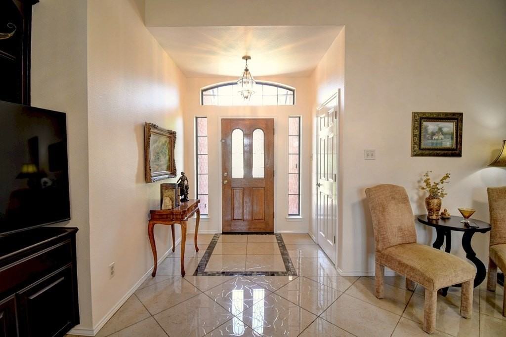 719 Oak Hollow Dr - Photo 4 of 43