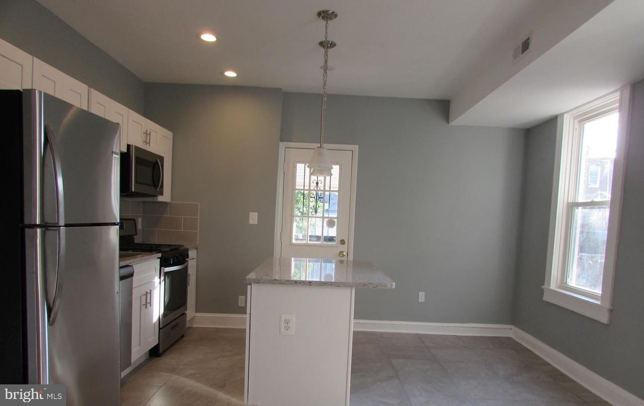 2735 Chesterfield Ave - Photo 5 of 30