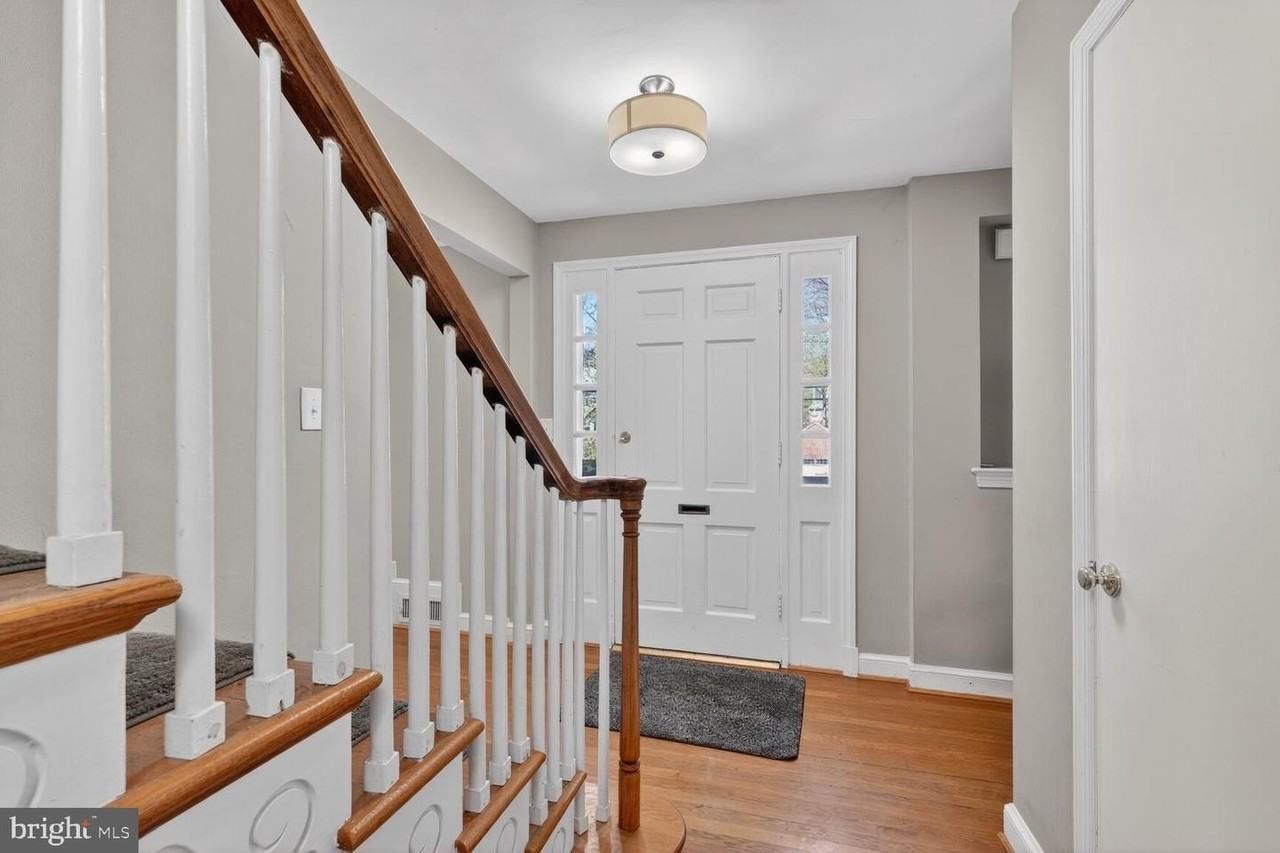 7215 Rollingwood Dr - Photo 3 of 32
