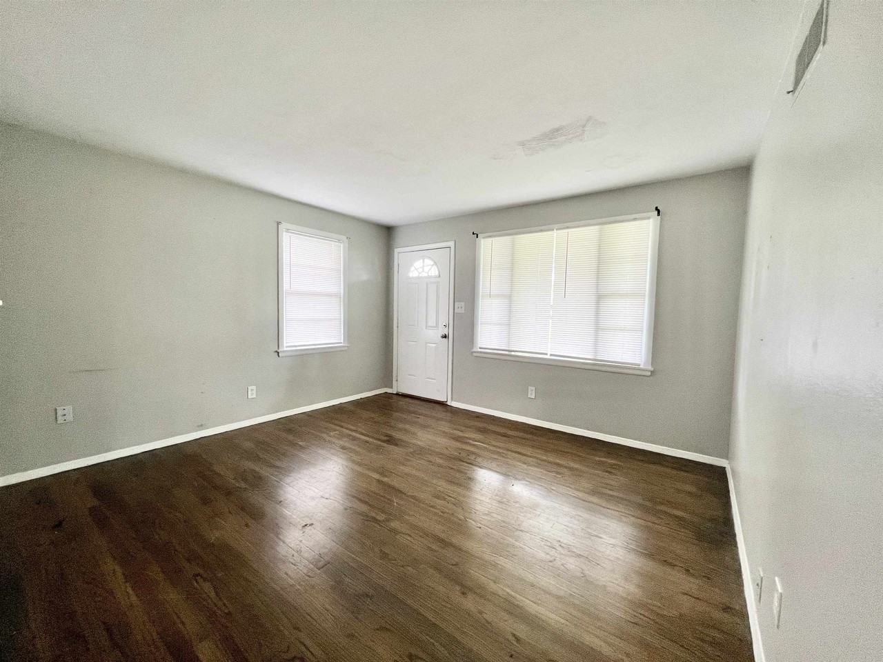 424 Stoneham Rd - Photo 2 of 9