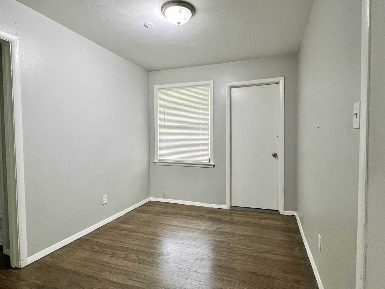 424 Stoneham Rd - Photo 4 of 9
