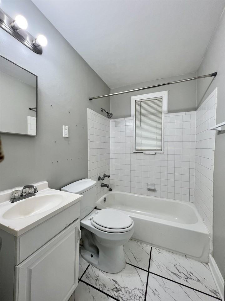 424 Stoneham Rd - Photo 5 of 9