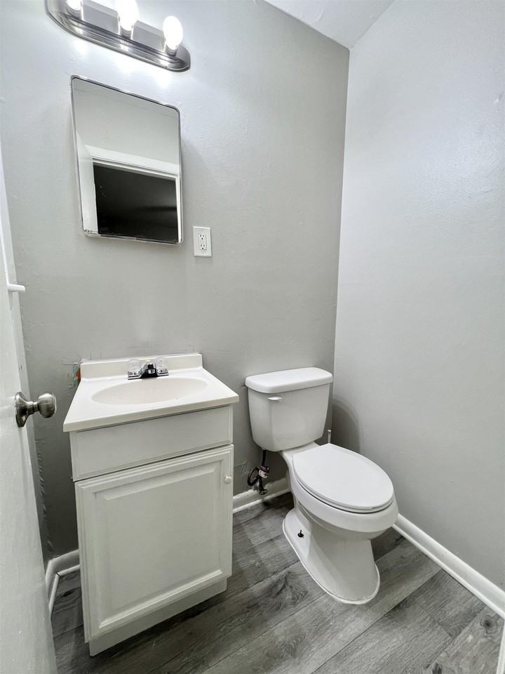 424 Stoneham Rd - Photo 7 of 9
