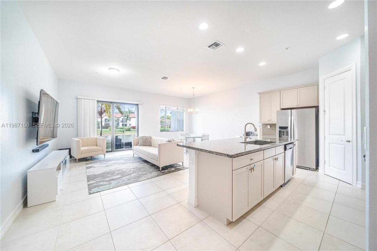 11674 Sw 13th Ln #1674 - Photo 5 of 38