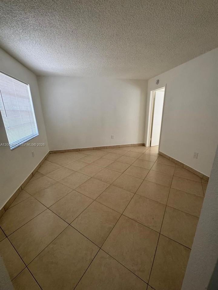 1235 Nw 6th St #5 - Photo 5 of 12