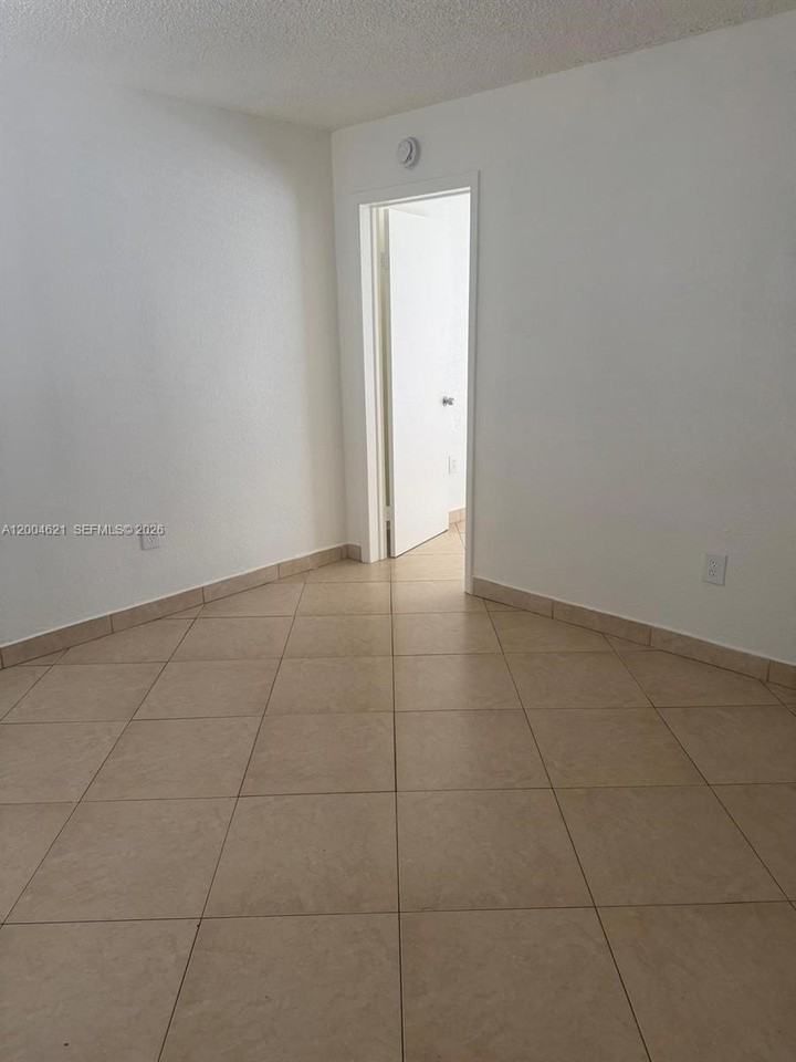 1235 Nw 6th St #5 - Photo 6 of 12