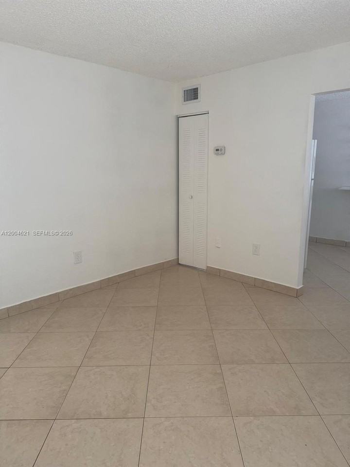 1235 Nw 6th St #5 - Photo 7 of 12