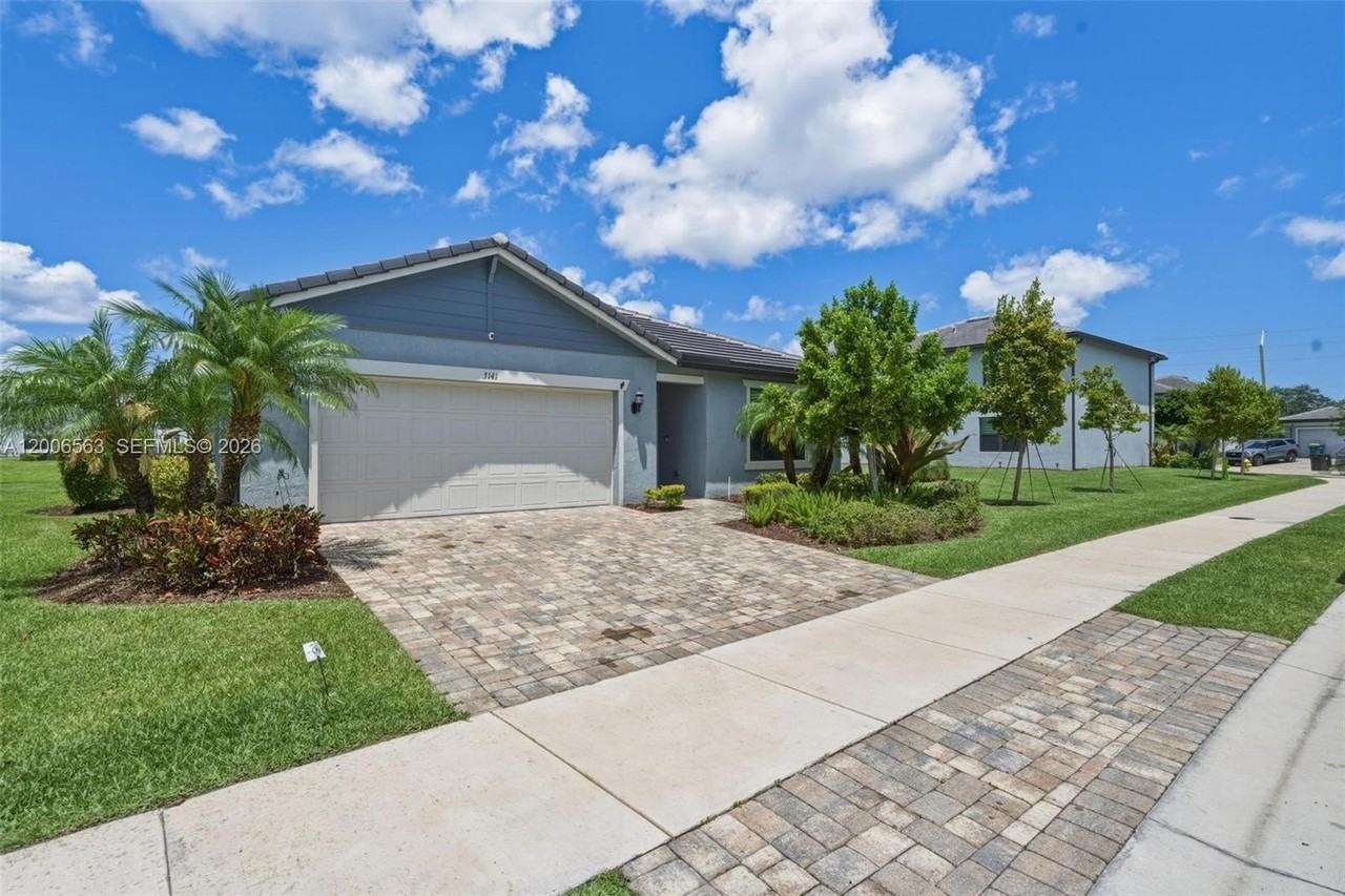 3141 Poinciana St - Photo 4 of 35