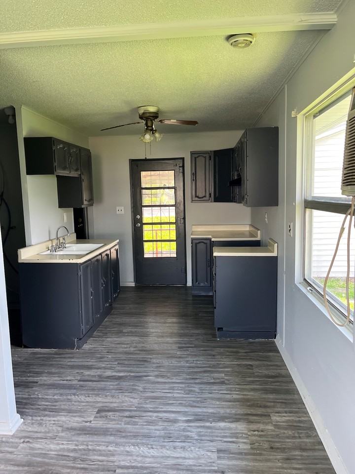206 Lindenwood Dr - Photo 2 of 13