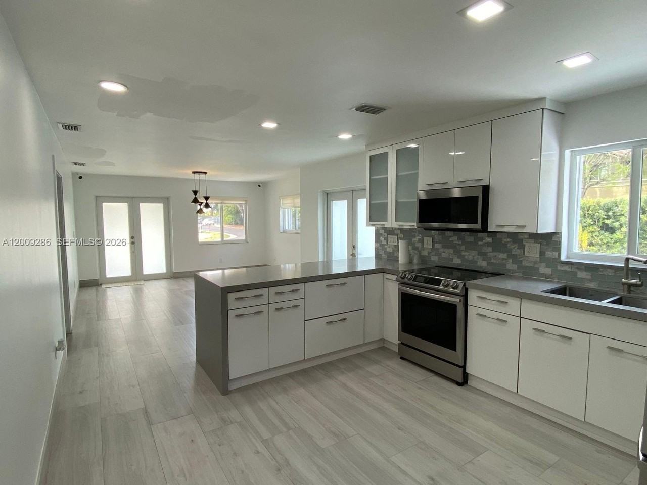 403 Sw 89th Pl - Photo 3 of 39