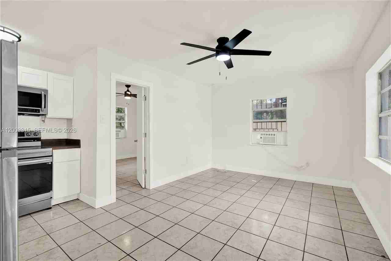 105 Nw 7th Ave #A - Photo 2 of 34