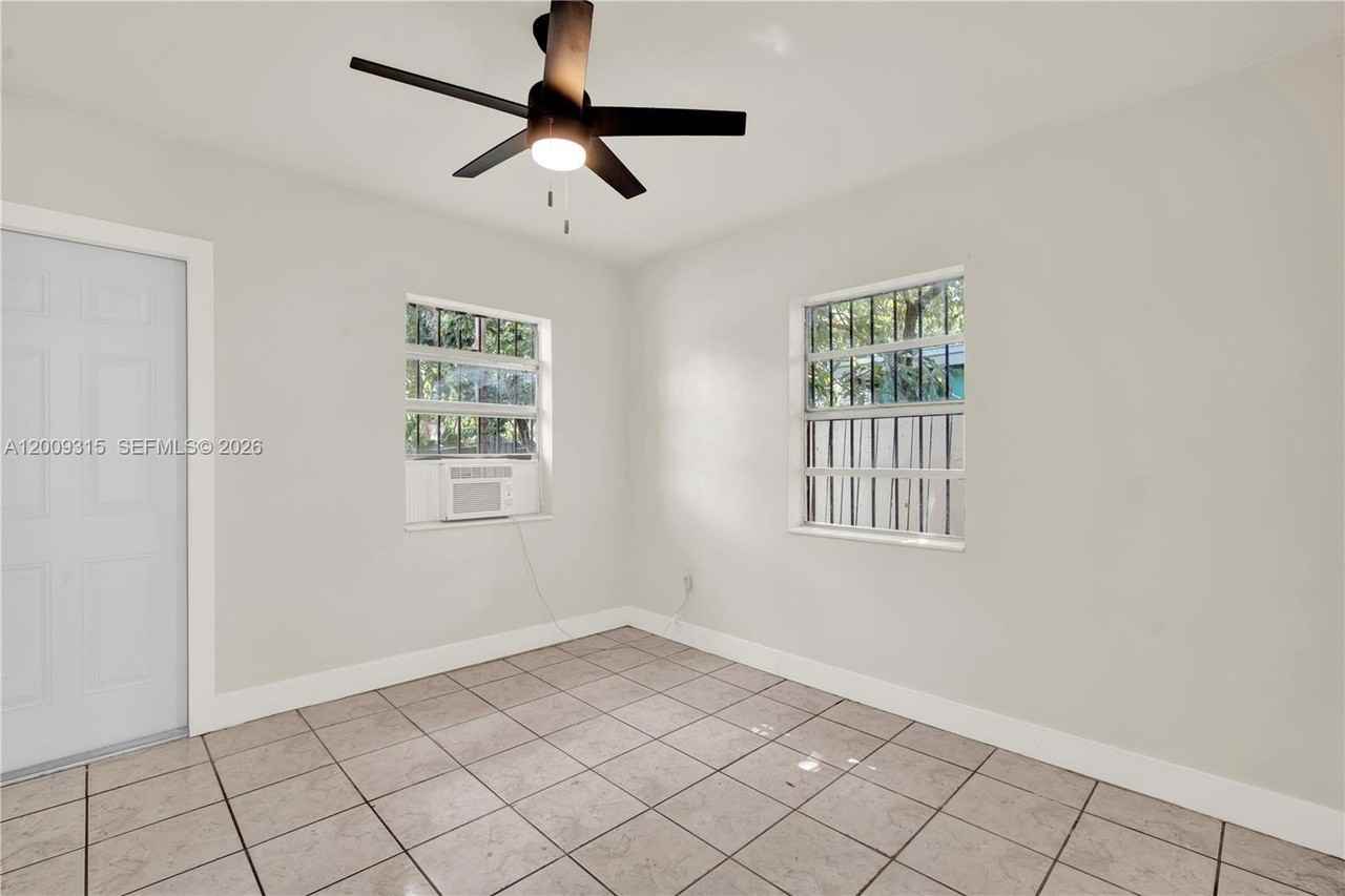 105 Nw 7th Ave #A - Photo 4 of 34