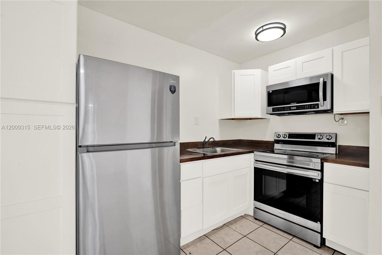 105 Nw 7th Ave #A - Photo 5 of 34