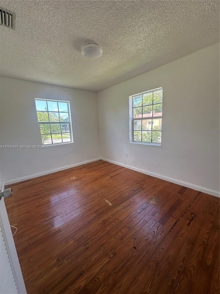 122 Ne 2nd Ave - Photo 3 of 11