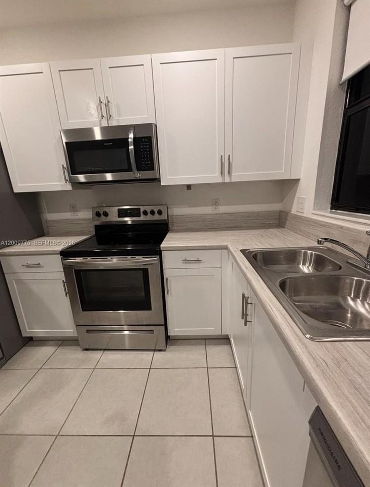 20964 Ne 8th Ave - Photo 2 of 12