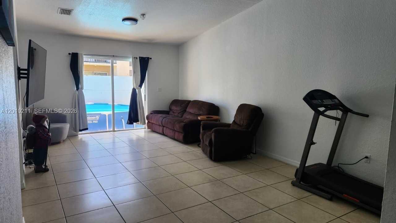 3926 Sw 48th Ave - Photo 4 of 11