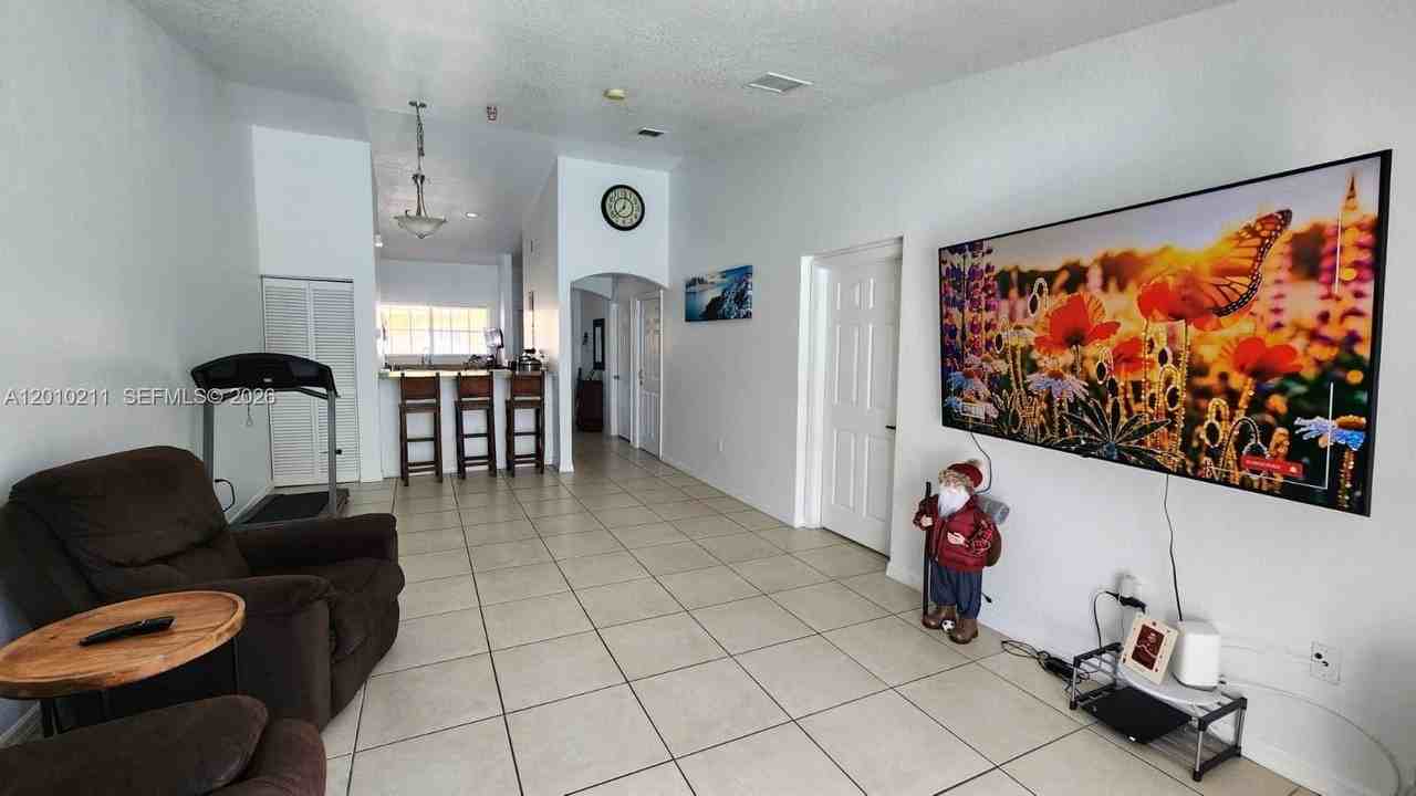 3926 Sw 48th Ave - Photo 5 of 11
