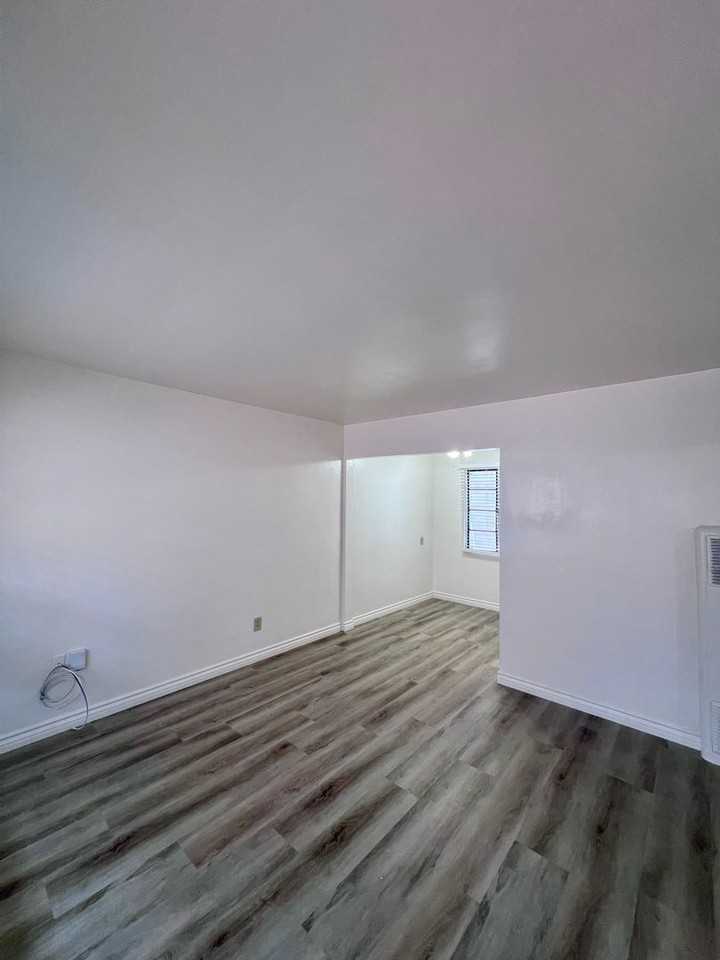4326 1/2 Swift Ave - Photo 3 of 12