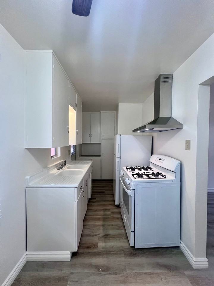 4326 1/2 Swift Ave - Photo 5 of 12