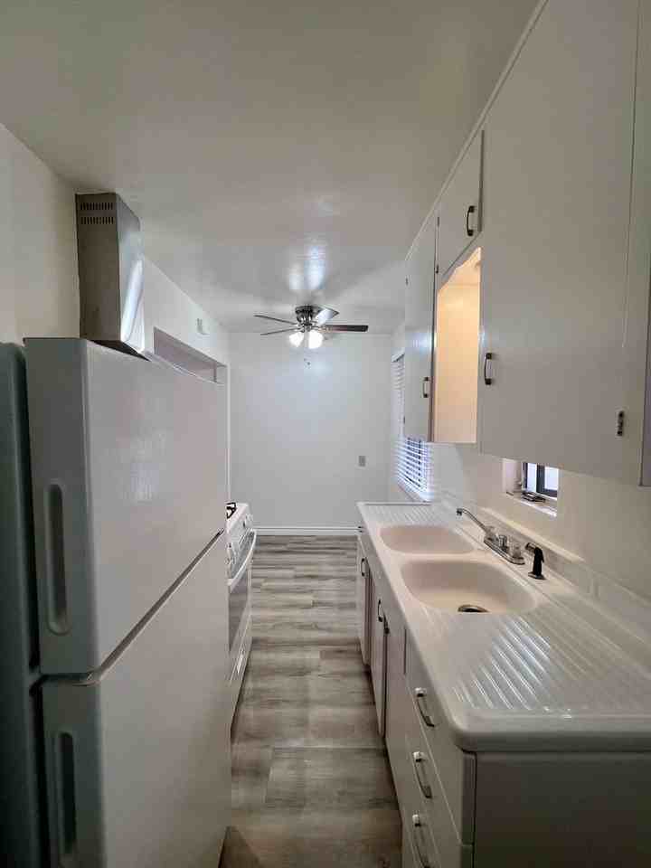 4326 1/2 Swift Ave - Photo 6 of 12