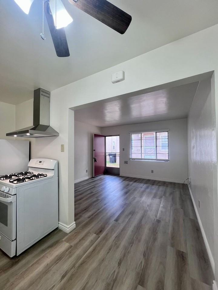 4326 1/2 Swift Ave - Photo 7 of 12