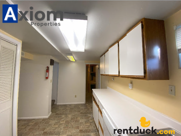 1005 1/2 Park Ln - Photo 5 of 13