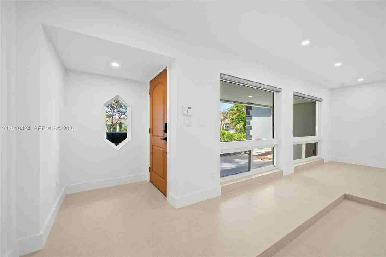 5421 Buchanan St - Photo 5 of 42