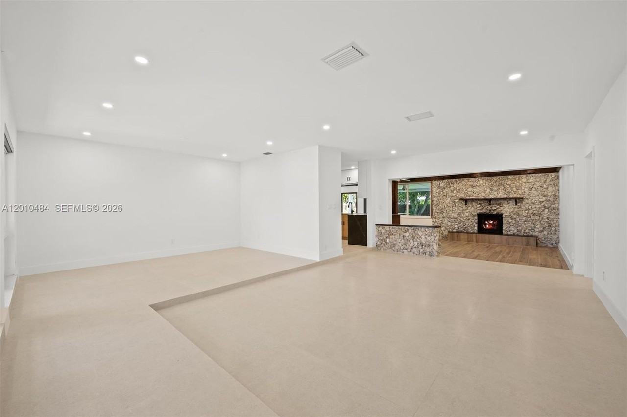 5421 Buchanan St - Photo 7 of 42