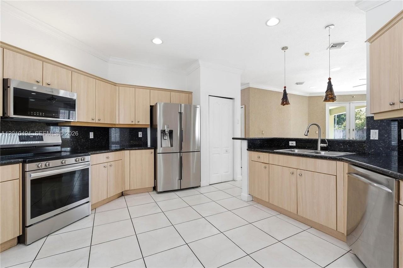 15203 Sw 142nd Ave - Photo 5 of 31
