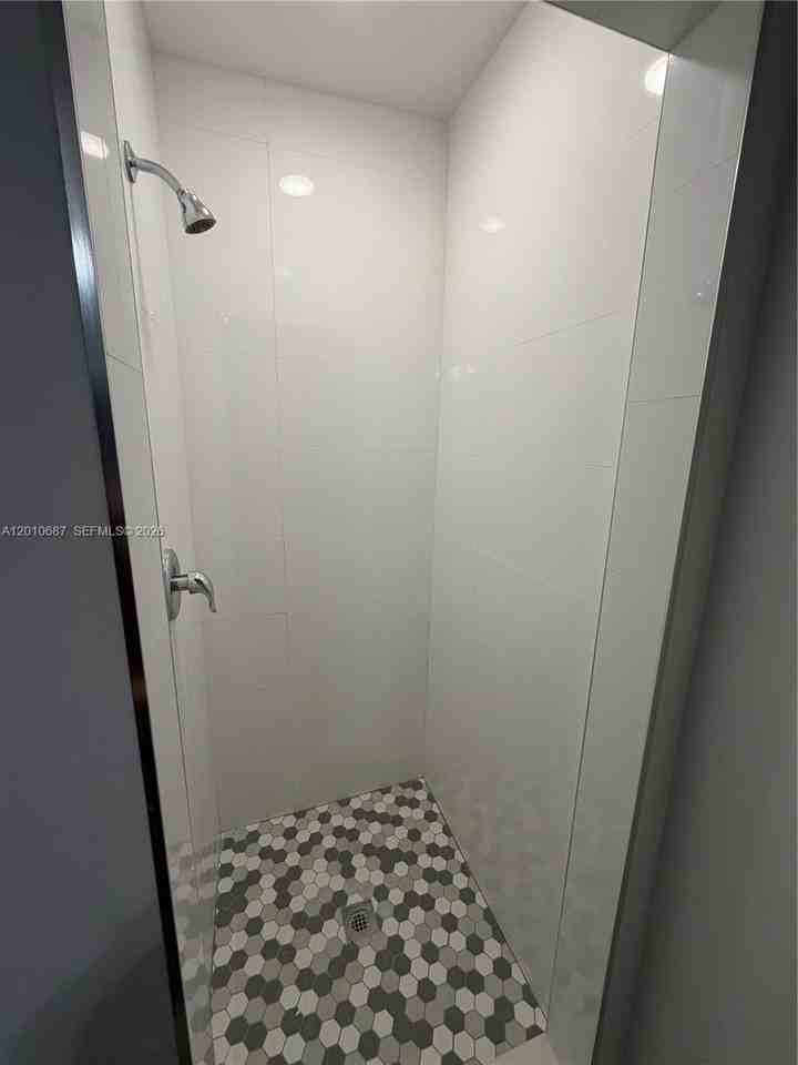 2433 Nw 96th St #B - Photo 5 of 5