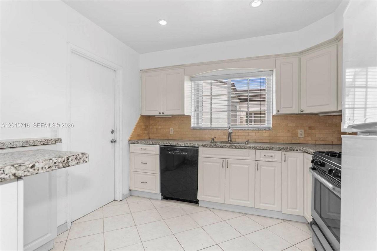 9125 Carlyle Ave - Photo 5 of 18