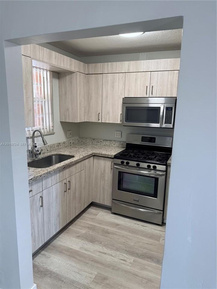 2424 Sw 12th St #1 - Photo 4 of 15