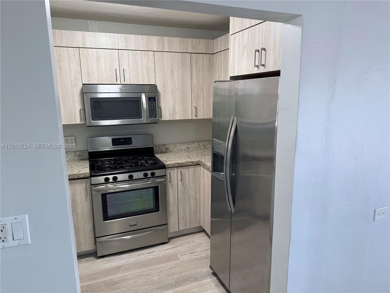 2424 Sw 12th St #1 - Photo 5 of 15