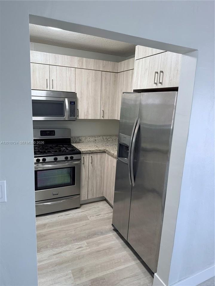 2424 Sw 12th St #1 - Photo 6 of 15