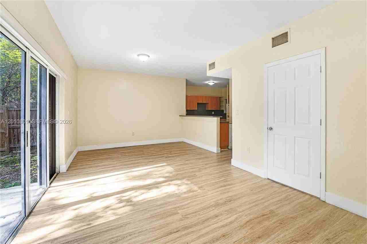 631 Sw 10th St - Photo 3 of 14