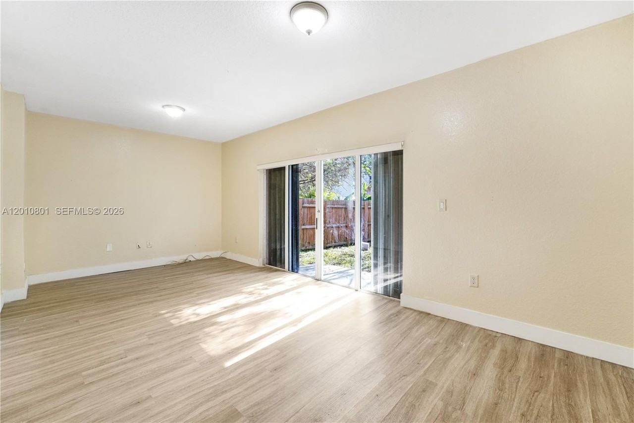 631 Sw 10th St - Photo 4 of 14