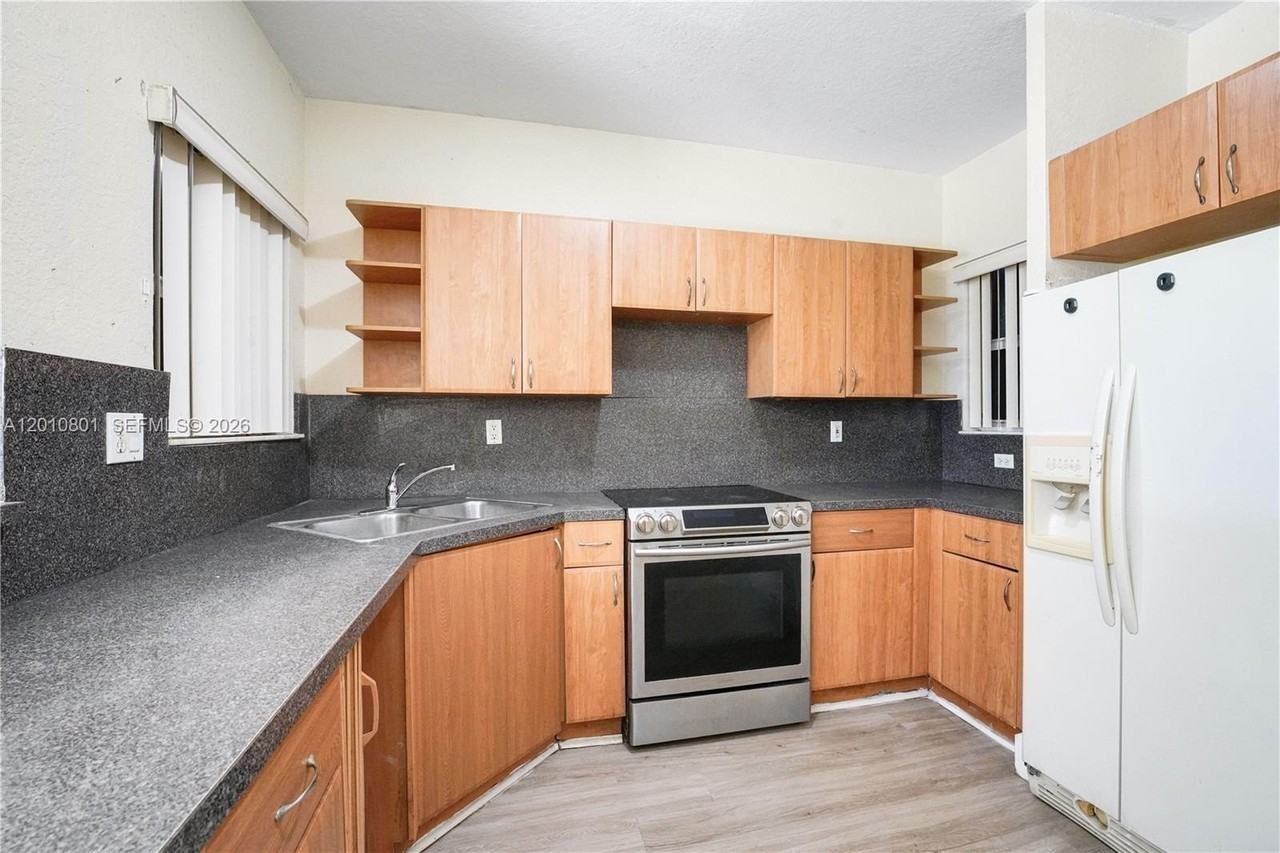 631 Sw 10th St - Photo 5 of 14