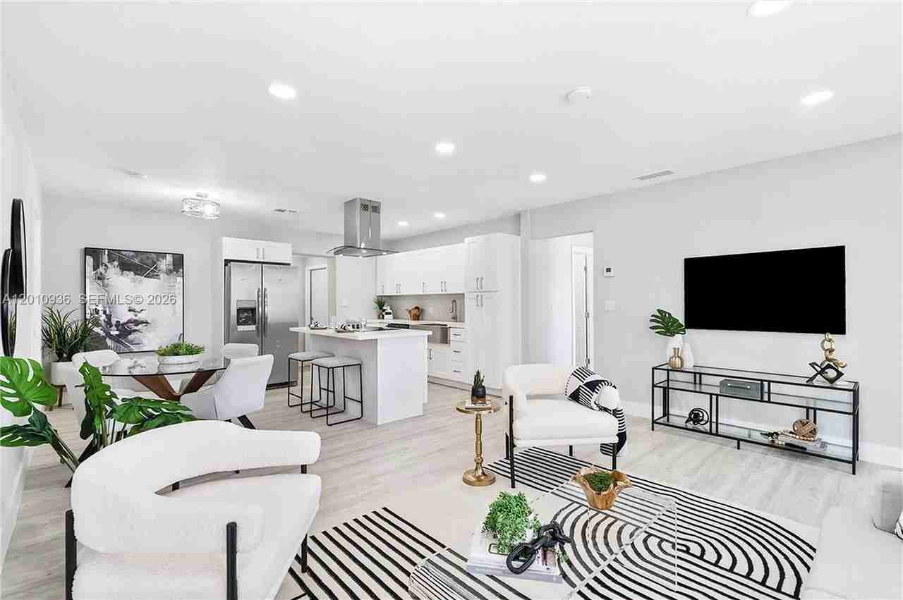 925 Nw 84th St - Photo 5 of 24