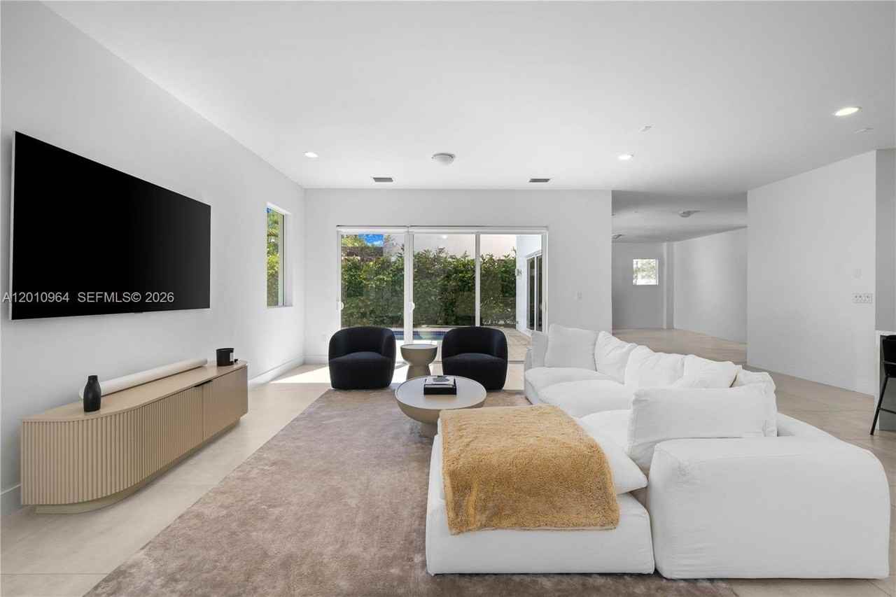 9915 Nw 75th St #9915 - Photo 3 of 43