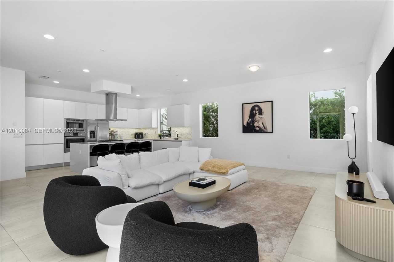 9915 Nw 75th St #9915 - Photo 4 of 43