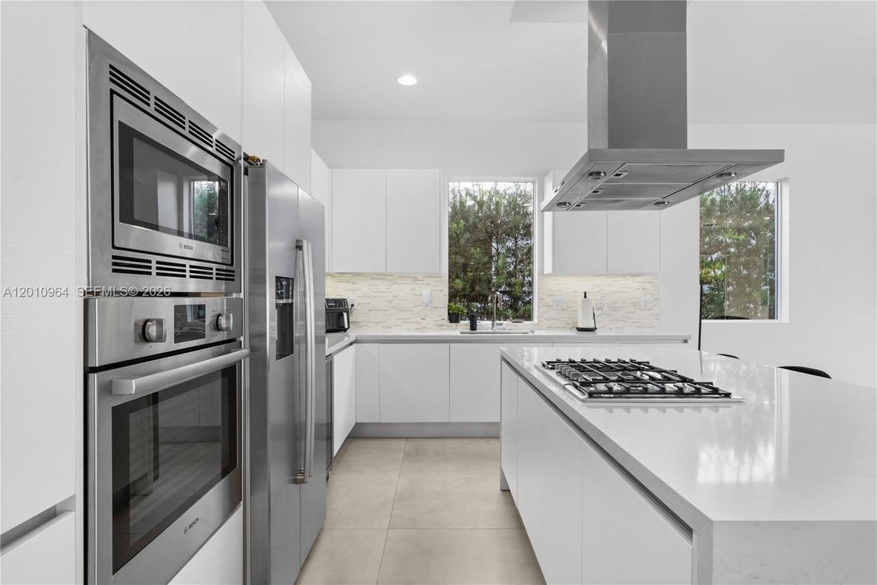 9915 Nw 75th St #9915 - Photo 5 of 43