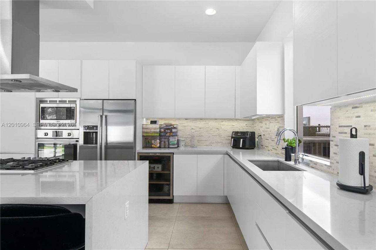 9915 Nw 75th St #9915 - Photo 7 of 43